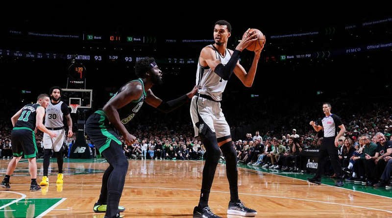 Neemias Queta ativo no confronto contra os Spurs