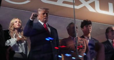 Donald Trump assobiado e apanhado quase a dormir durante o jogo Donald Trump assobiado e apanhado quase a dormir durante o jogo