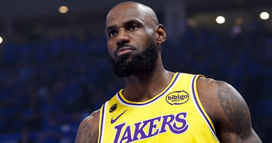 LeBron James entre três equipas para tomar a decisão final LeBron James entre três equipas para tomar a decisão final